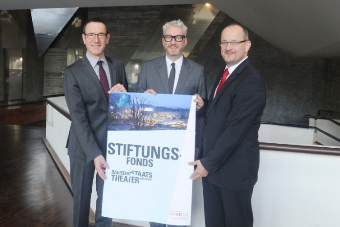 Michael Huber, Vorstandsvorsitzender der Sparkasse Karlsruhe Ettlingen, Generalintendant des STAATSTHEATES Peter Spuhler und Vorstandsmitglied der Sparkasse Karlsruhe Ettlingen Lutz Boden.
